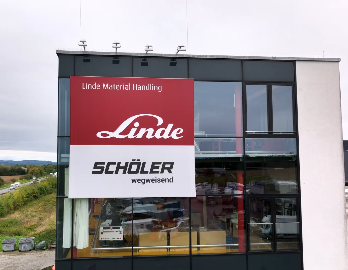 Die Schöler Fördertechnik AG konzentriert sich überwiegend auf den Vertrieb, die Vermietung und den Service von Flurförderzeugen der Marke Linde Material Handling.